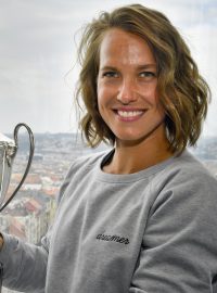 Tenistka Barbora Strýcová pózuje s pohárem pro vítězku čtyřhry ve Wimbledonu