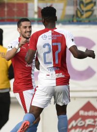 Nicolae Stanciu a Ibrahim Traoré ze Slavie se radují z gólu