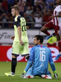 Fotbalisté Olympiakosu Pireus se radují z gólu v síti plzeňské Viktorie