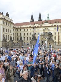 Mezi řečníky byl sociolog a publicista Fedor Gál, spisovatel Pavel Kosatík, filozof Václav Němec nebo disident a později důstojník Bezpečnostní informační služby Vladimír Hučí