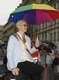 Karla Šlechtová na pochodu Prague Pride.