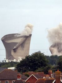 V neděli v sedm hodin ráno padli k zemi zbylé tři chladící věže tepelné elektrárny Didcot A v hrabství Oxfordshire