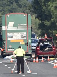 Při čelním střetu osobního auta s kamionem zemřeli v pondělí ráno na silnici I/55 u Sudoměřic na Hodonínsku dva dospělí a dva chlapci školního věku