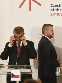 Zleva český premiér Andrej Babiš, slovenský premiér Peter Pellegrini, předseda polské vlády Mateusz Morawiecki a šéf maďarské vlády Viktor Orbán přicházejí 12. září 2019 v Praze na tiskovou konferenci po jednání premiérů zemí visegrádské skupiny s předsedy vlád zemí západní Balkánu