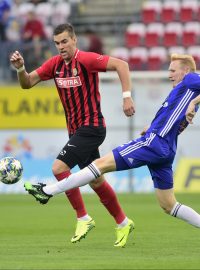 Olomoucký Václav Jemelka (vpravo) v souboji s útočníkem Opavy Reném Dedičem