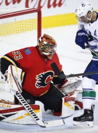 Český brankář David Rittich v přípravném utkání mezi Calgary Flames a Vancouverem Canucks.