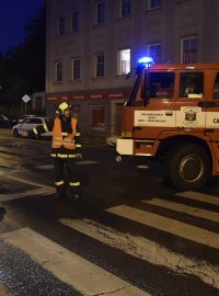 Policisté kvůli nálezu nevybuchlé letecké pumy evakuují tisíce lidí z přilehlého okolí