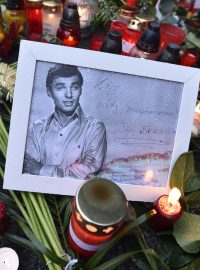 Také druhý den po smrti Karla Gotta přicházeli lidé vzdát zpěvákovi úctu a vyjádřit soustrast pozůstalým k vile rodiny na pražské Bertramce.