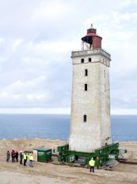 Na severozápadě Dánska byl zahájen přesun 120 let starého majáku