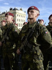 Tradiční ceremoniál se konal na pražském Hradčanském náměstí u příležitosti nadcházejícího 101. výročí vzniku samostatného československého státu.