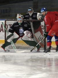 Gólman Roman Will (v brance) při tréninku české hokejové reprezentace