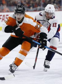 Jakub Vrána (v bílém) stíhá Oskara Lindbloma v dresu Philadelphie Flyers