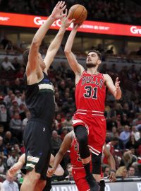 Brook Lopez brání ve střele Tomáši Satoranskému