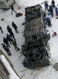 Autobus přibližně 60 kilometrů od Sretensku sjel z mostu a spadl na zamrzlou řeku Kuenga.