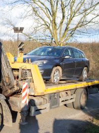 Odtahová služba odváží v Děhylově na Opavsku automobil, ve kterém se zastřelil dvaačtyřicetiletý pachatel střelby v ostravské fakultní nemocnici