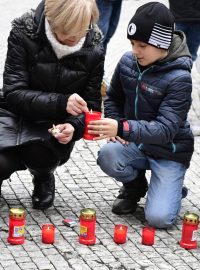 Lidé mohli v den výročí úmrtí bývalého prezidenta Havla zapálit svíčku nebo se připojit ke kontinuálnímu čtení z jeho díla.