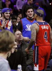 Basketbalista Isaiah Thomas v debatě s fanoušky Philadelphie