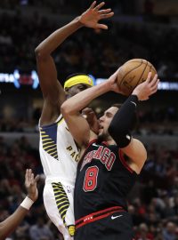 Justin Holiday (v bílém) brání Zacha LaVineho, nejlepšího střelce dne