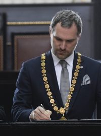 Pražský primátor Zdeněk Hřib a jeho tchajpejský protějšek Kche Wen-če při podpisu sesterské smlouvy mezi oběma městy