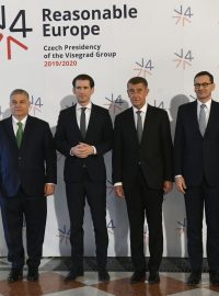 Setkání premiérů zemí takzvané visegrádské čtyřky a Rakouska 16. ledna 2020 v Praze. Maďarský premiér Viktor Orbán, rakouský kancléř Sebastian Kurz, předseda vlády ČR Andrej Babiš, polský premiér Mateusz Morawiecki a předseda slovenské vlády Peter Pellegrini při společném fotografování.