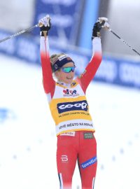 Therese Johaugová slaví v cíli stíhacího závodu na 10 km klasicky