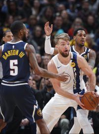 Domantas Sabonis (v bílém) v obležení hráčů Denveru