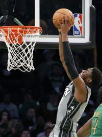 Caris LeVert smečuje do koše v utkání proti Bostonu