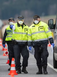 Celníci, policisté a hasiči kontrolují řidiče na jihočeských hraničních přechodech. Fotografie z přechodu v Dolním Dvořišti