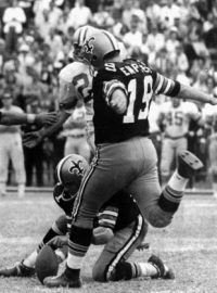 Tom Dempsey v zámořské lize NFL strávil jedenáct sezon, přestože se narodil bez prstů na pravé noze, kterou kopal. Hrál kvůli tomu se speciálně upravenou botou, která je vystavena v Síni slávy amerického fotbalu.