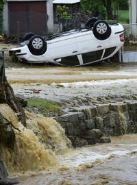 Hasiči během noci vyprostili také osoby uvízlé v zatopených automobilech