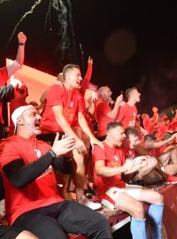 Hráči a fanoušci Slavie oslavují zisk mistrovského titulu