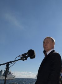 Ruské námořnictvo bude vyzbrojeno nadzvukovými jadernými útočnými zbraněmi a podvodními jadernými drony, které jsou podle ministerstva obrany v závěrečné fázi testování. Prohlásil to ruský prezident Vladimir Putin