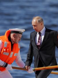Ruské námořnictvo bude vyzbrojeno nadzvukovými jadernými útočnými zbraněmi a podvodními jadernými drony, které jsou podle ministerstva obrany v závěrečné fázi testování. Prohlásil to ruský prezident Vladimir Putin