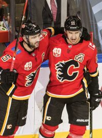 Mark Giordano (5) and Mikael Backlund (11) z Calgary oslavují gól proti Winnipegu.