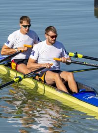 Veslaři Ondřej Synek (vpředu) a Jakub Podrazil