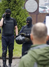 Běloruští policisté a demonstranti před továrnou v Minsku