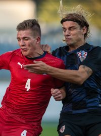 Libor Holík (vlevo) v souboji s Bornou Sosou