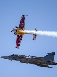 Společné vystoupení stíhacího letounu JAS-39 Grippen a akrobatického letadla Extra 300.