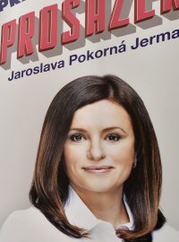 Hejtmanka Středočeského kraje Jaroslava Pokorná Jermanová na plakátu ve volebním štábu hnutí ANO v Praze