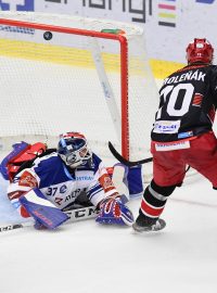 Radek Smoleňák (vpravo) z Hradce Králové střílí gól brankáři Vítkovic Danielu Dolejšovi