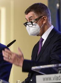 Zleva ministr zdravotnictví Jan Blatný, místopředseda vlády Karel Havlíček a předseda vlády Andrej Babiš na tiskové konferenci po jednání vlády