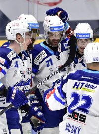 Hokejisté Komety slaví gól na ledě Pardubic.