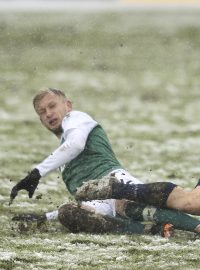 Jablonecký Jaroslav Zelený (vlevo) v souboji s příbramským Radkem Voltrem.