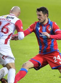 Zleva Dominik Kostka z Pardubic a Milan Havel z Plzně.