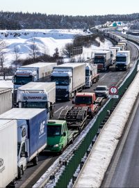 Zavedené kontroly na hranicích s Německem dusí byznys. Kvůli přísným kontrolám, které zapříčinily desetikilometrové kolony (na snímku), se totiž zpožďují dodávky zboží, někteří pracovníci se pak do země nedostali vůbec