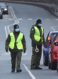 Příslušníci polské pohraniční stráže kontrolují na hranici v Českém Těšíně auta směřující do Polska.