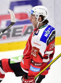 Druhý zápas předkola play off hokejové extraligy: HC Dynamo Pardubice - HC Energie Karlovy Vary, 11. března 2021 v Pardubicích. Zleva Robert Kousal z Pardubic a Anthony Camara z Pardubic se radují z branky