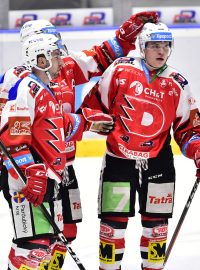 Druhý zápas předkola play off hokejové extraligy: HC Dynamo Pardubice - HC Energie Karlovy Vary. Domácí se radují z branky.