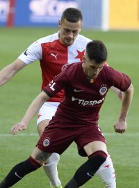 Tomáš Holeš ze Slavie (vzadu) a Srdjan Plavšič ze Sparty
