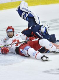 Zleva Michael Špaček z Třince a brankář Liberce Petr Kváča